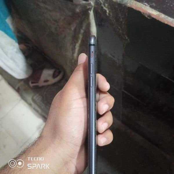 iphone 8plus 10/10 condition only back dackan crack 3