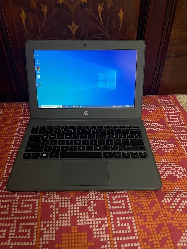 HP streambook 4/64gb window 10 pro latest version 1