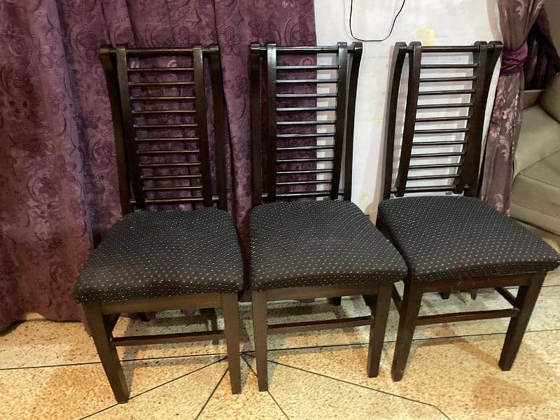 Iam selling Dining table of 6 chairs same as new and one centre table 1