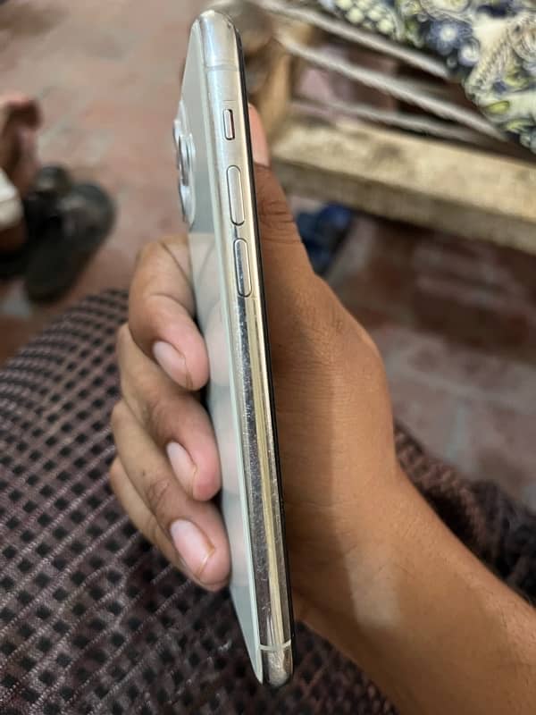 iphone 11pro 64gb white pta approved 4