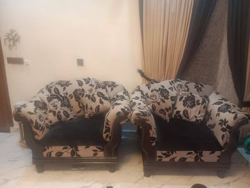 4 seaters sofa new condition 9/10 0