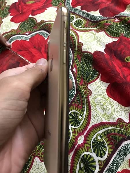 iphone XS gold 64gb not a single scratch 4