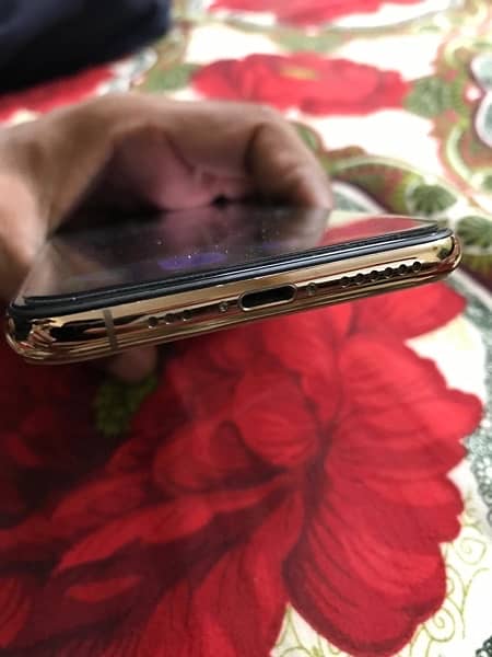 iphone XS gold 64gb not a single scratch 5