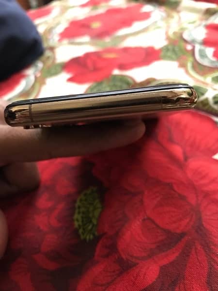 iphone XS gold 64gb not a single scratch 6