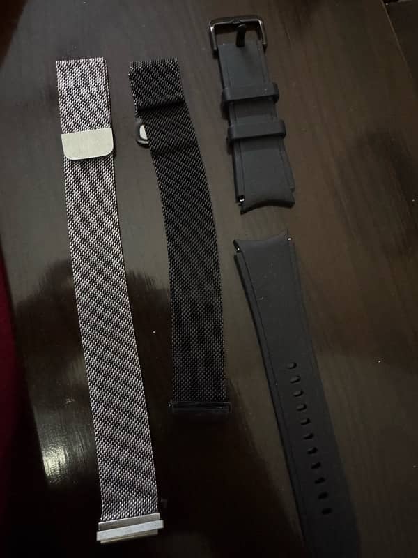 Samsung Galaxy Watch 4 Classic with box and 4 straps 3