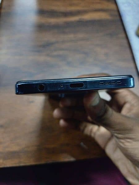 Infinix hot40 10/10 condition with box and charger 6