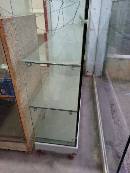 showcase urgent sale 12 mmglas 2