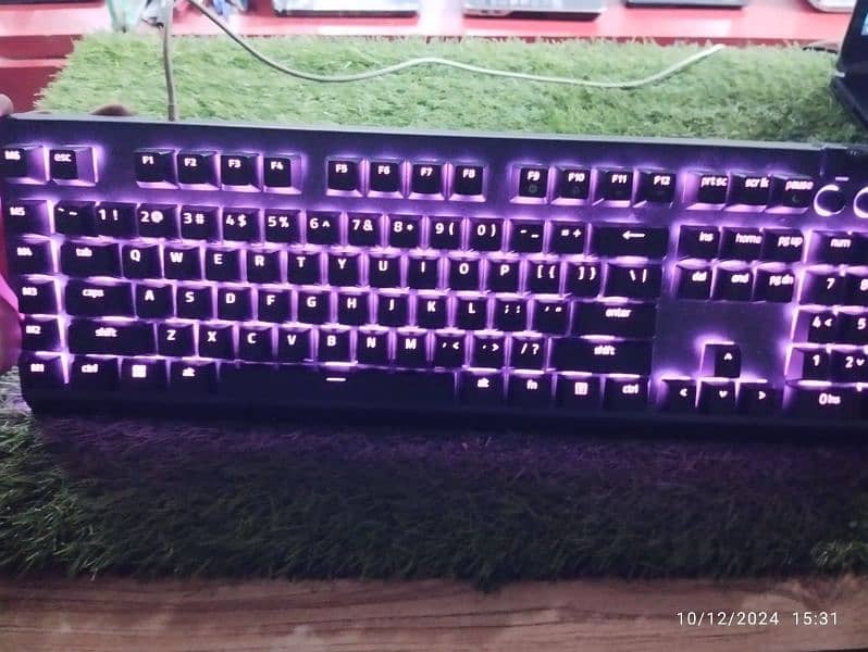 Razer blackwidow v4 Green switches Full rgb keyboard Machanical gaming 2