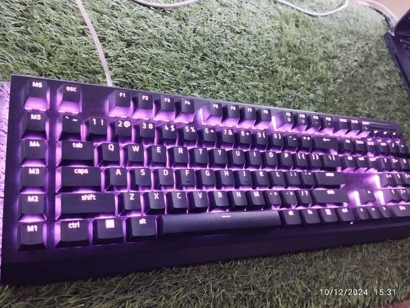 Razer blackwidow v4 Green switches Full rgb keyboard Machanical gaming 6