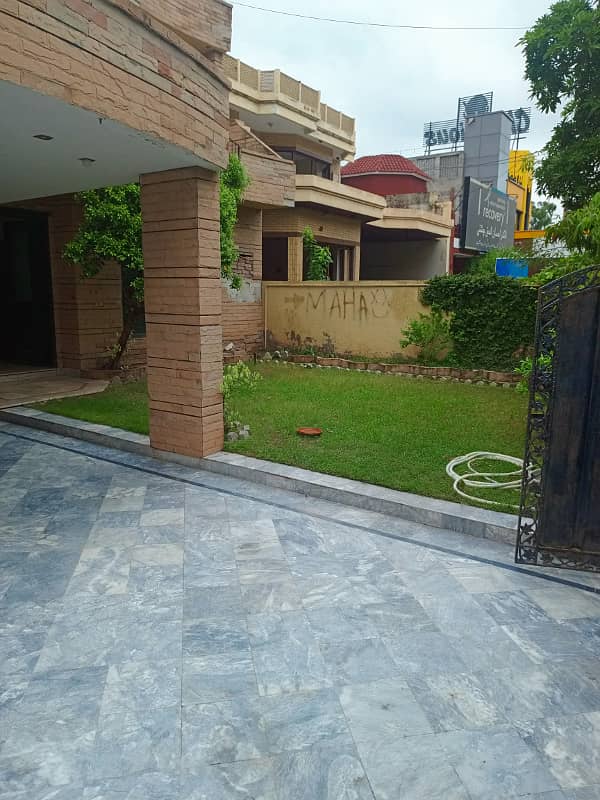 1 kanal commercial house for rent at the prime location of Johar town 0