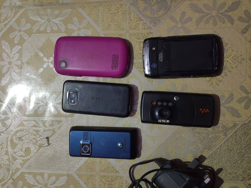 2 SONY ERRICSON 1 NOKIA TOUCH BLACKBERRY OR NOKIA 200 4