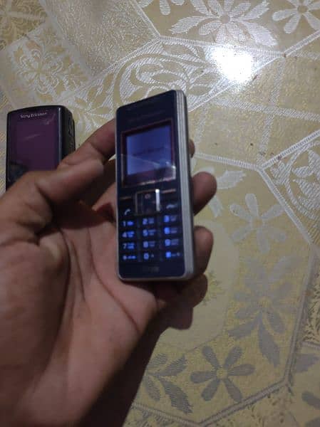 2 SONY ERRICSON 1 NOKIA TOUCH BLACKBERRY OR NOKIA 200 9