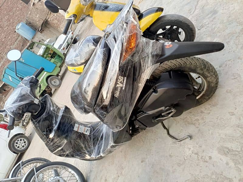 united 100cc scooty available contact at mobile# 03004142432 17