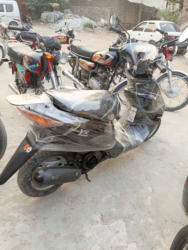 united 100cc scooty available contact at mobile# 03004142432 18