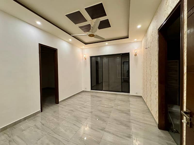 A House Of 10 Marla In Rs. 57500000 3