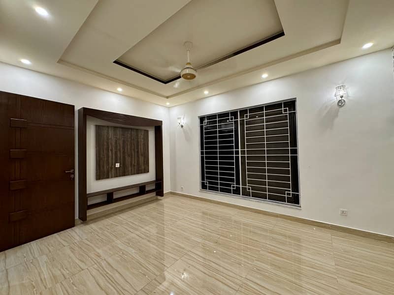 A House Of 10 Marla In Rs. 57500000 5