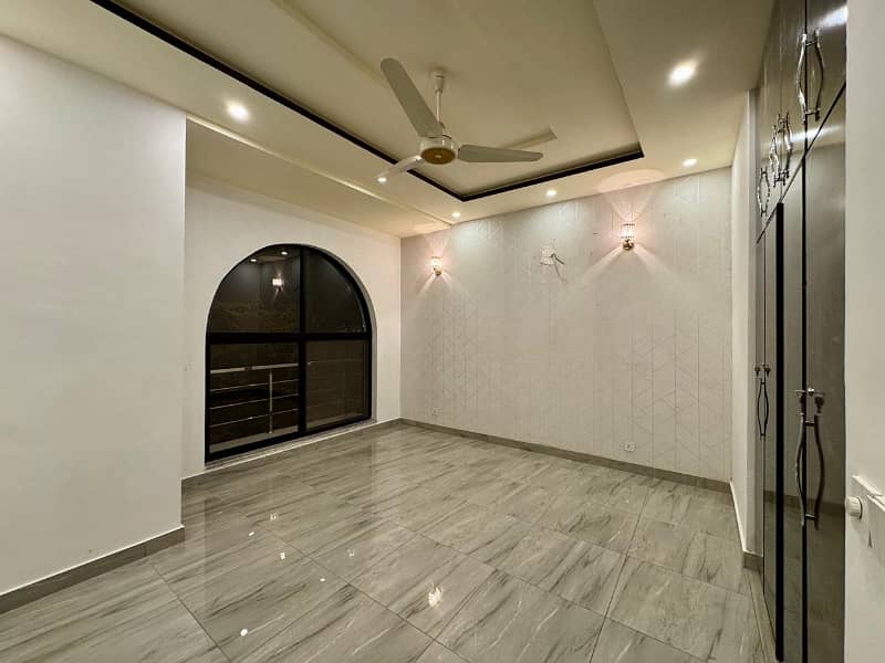 A House Of 10 Marla In Rs. 57500000 17