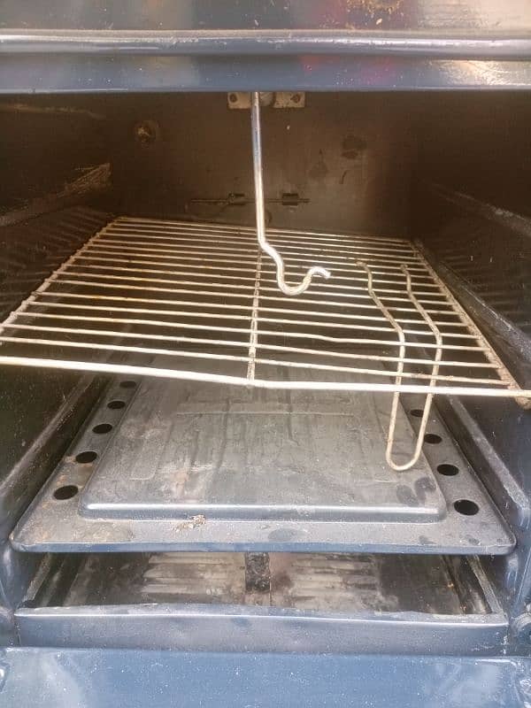 Slightly used Nasgas 5 burner cooking range oven for urgent sale 5