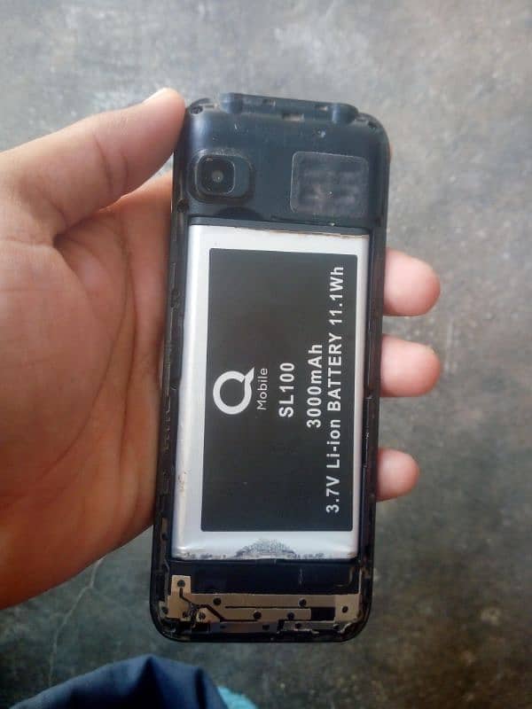 Q Mobile SL100 3