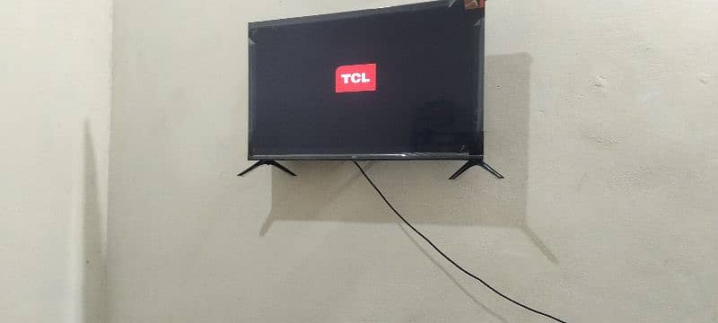 TCL led 32 inch 10by 10 0