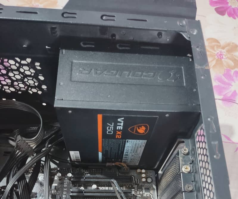 Mid-Tower Gaming Casing and 750W Power Supply 8