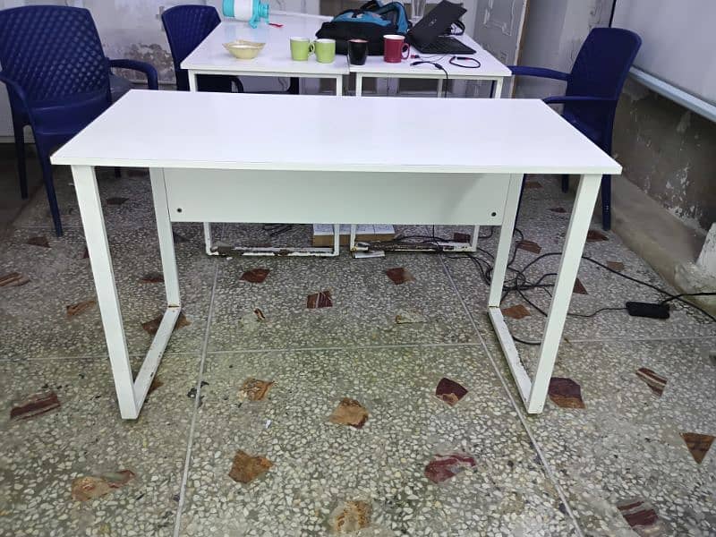 6 Table/workstation for office and home use 1