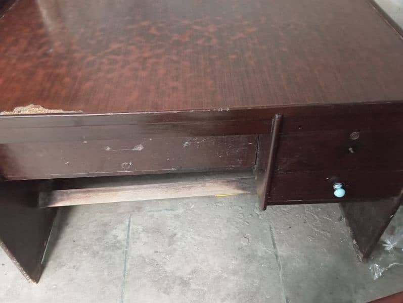 Office table for urgent sale 1