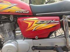 Honda 125 Karachi golden num red colour