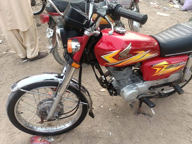 Honda 125 Karachi golden num red colour 1