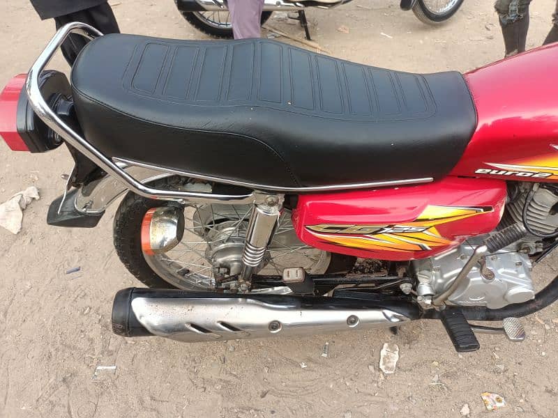 Honda 125 Karachi golden num red colour 3