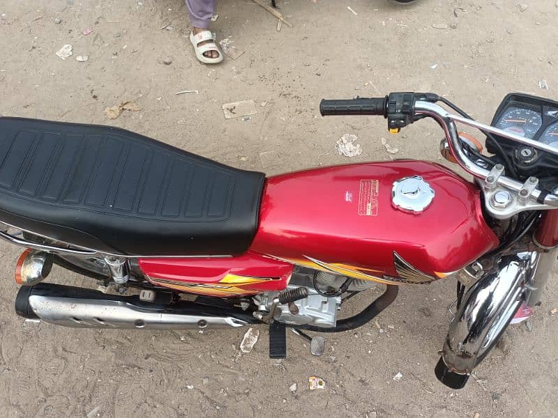 Honda 125 Karachi golden num red colour 4