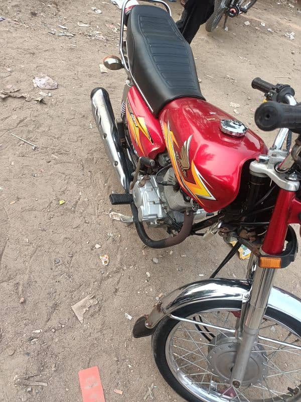 Honda 125 Karachi golden num red colour 5