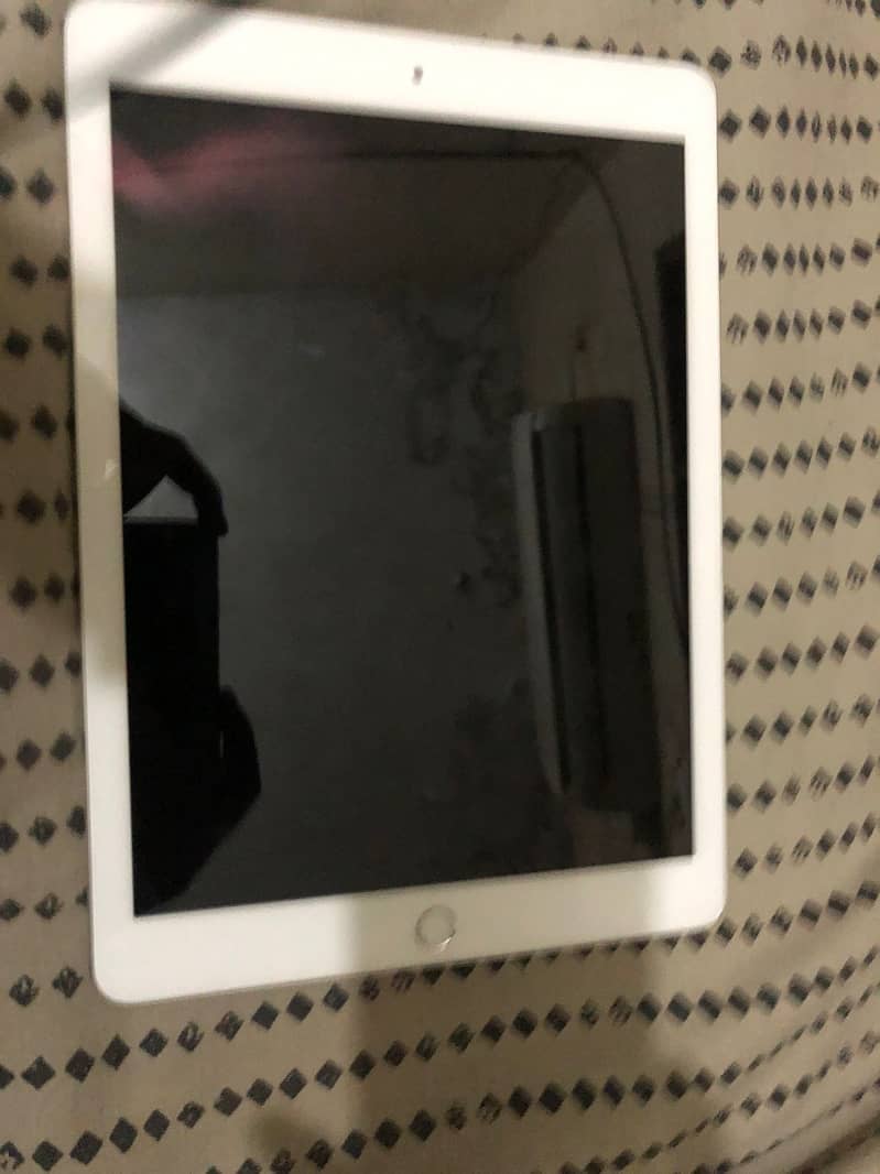 Apple iPad 6th Generation (Wifi )32 GB 10/10 Condition 2