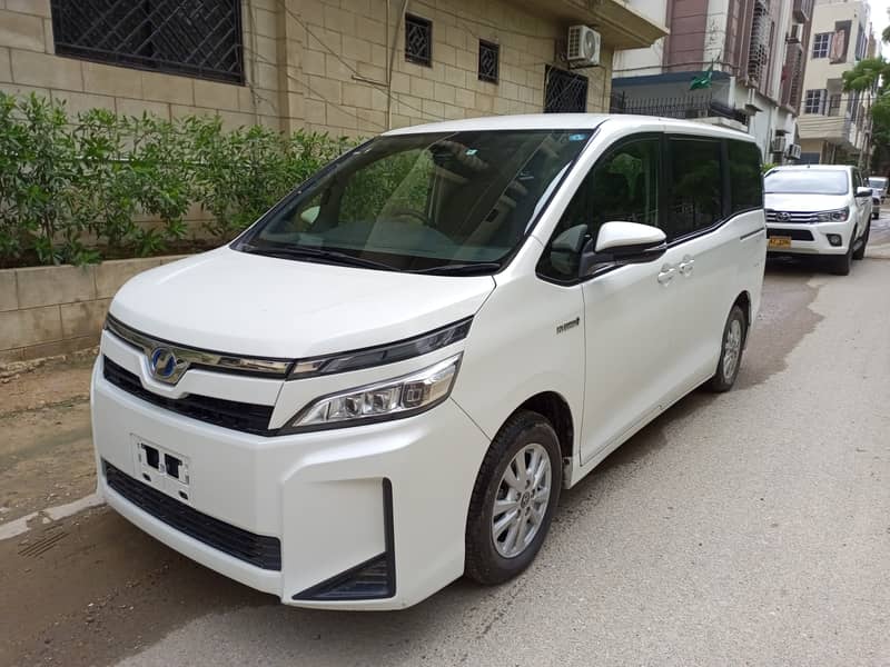 Toyota Voxy 2018 1