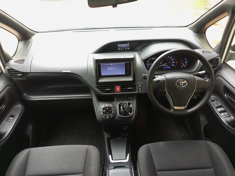 Toyota Voxy 2018 10