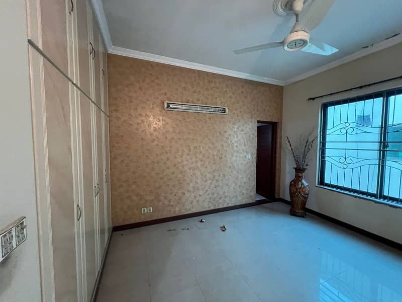 1 Kanal Single Story For Rent 4badroom Attached Bath Kitchen Dring Room With Garaj Total Marble Floor 11