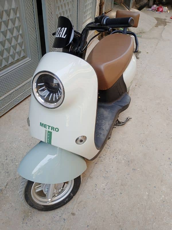 Metro T9 ECO electric Scooty for 2024 model urgent sale 03195170136 3