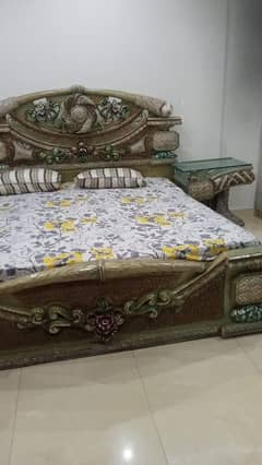 1 king size bed 1 desging table feel like a new