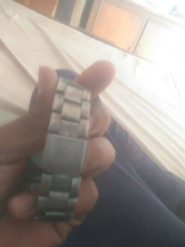 quartz company ki watch hai urjent sell low price 1