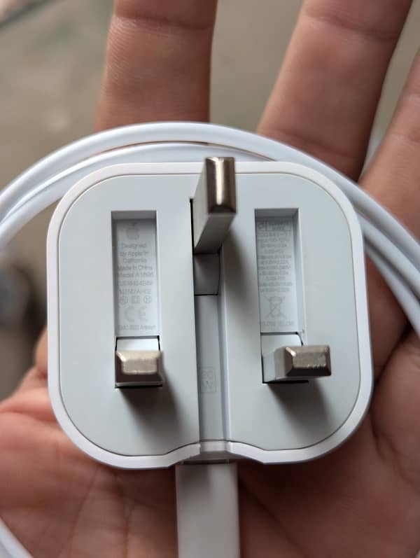 apple adapter 20 watt and cable 1