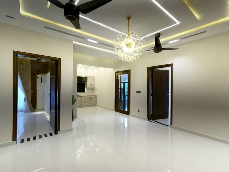 House Spread Over 10 Marla In Bahria Town - Overseas A Available 23