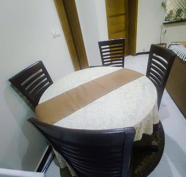 Beautiful Round Table with 4 Chairs. 1