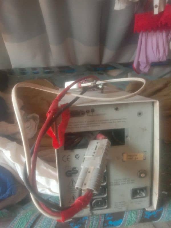 1000 watt apc 24 volt dc in put  ha 2 bettery  lagti hain 1