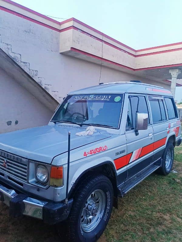 Mitsubishi Pajero 1986 2