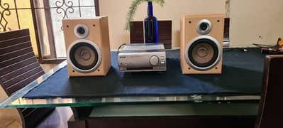 Home sound system stereo Amplifier and Bookshelf speakers