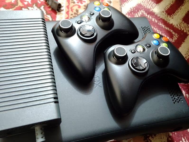 XBOX 360 JAILBREAK 320 GB with 2 wireless remotes 5