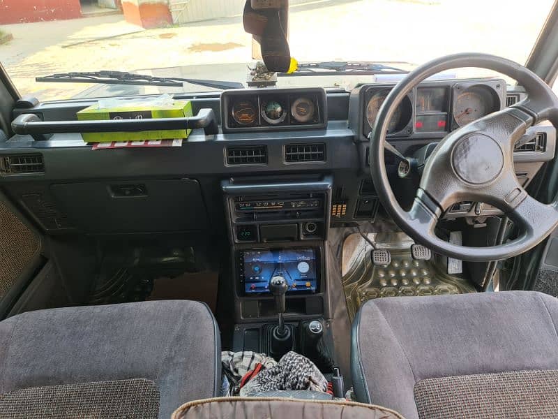 Mitsubishi Pajero 1990 11