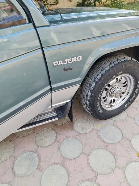 Mitsubishi Pajero 1990 18