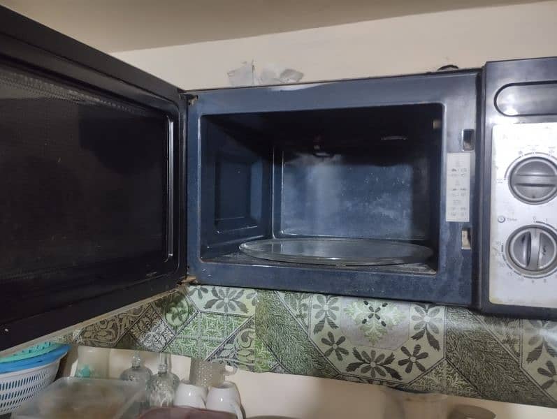 microwave oven in good condition 1