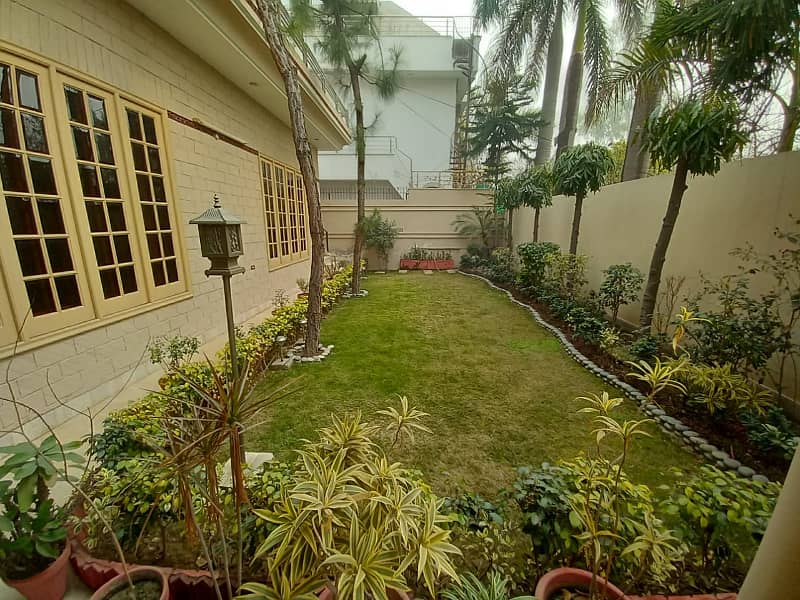 1.5 kanal House for sale in Cavalry Cantt 1